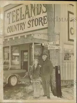 1973 Press Photo Walter And Vivian Teelands At Teelands Country Store Alaska • $13.88