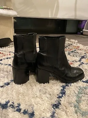 $30 • Buy Urban Outfitters Black Leather Heeled Chelsea Boots 38