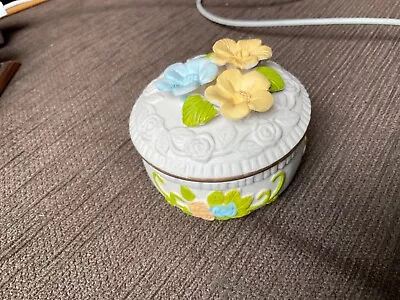$11.33 • Buy 7cm Diam 5cm High Handpainted CERAMIC LIDDED TRINKET BOX NWOT Unwanted Gift 