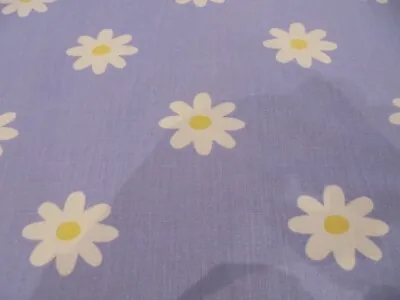 Vintage Fabric. Very Pretty Daisy Flowers • £2.50