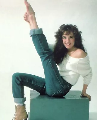 Lea Thompson - In Jeans And Stretching !! • $2.22