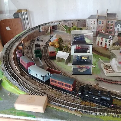 £500 • Buy 00 Gauge Mainline Model Railway, Ideal Beginners Layout. Mounted On Wood Base.