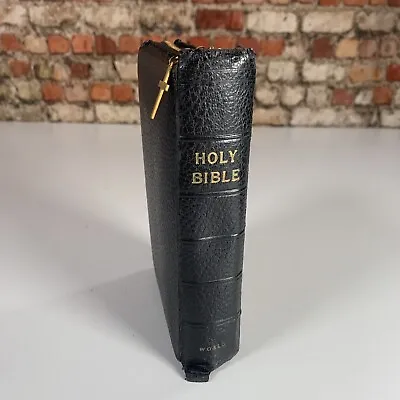 Holy Bible Illustrated The World Publishing Company Zipper Cover W Metal Cross • $19.99