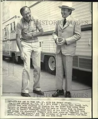 1975 Press Photo Neil Simon Peter Sellers On  Murder By Death  Set - Nop85919 • $19.99