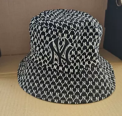 New York Yankees Reversable Black Bucket Hat - Great Condition. • $16