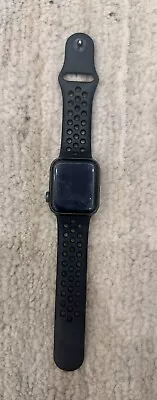 Apple Watch SE NIKE 40mm Black- Used • $150