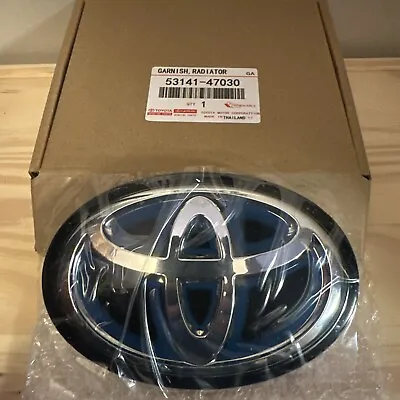 Toyota Highlander 2016201720182019 Front Grille Emblem Radar OEM 53141-47030 • $55