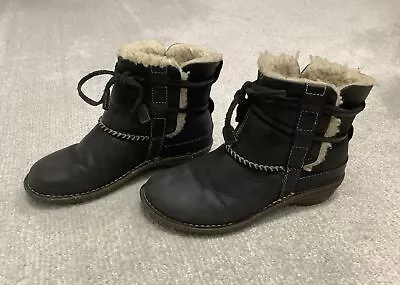 UGG Cove Women’s Ankle Boots Winter 5136 Black Leather Sheepskin Wool Lined Sz 7 • $29.99