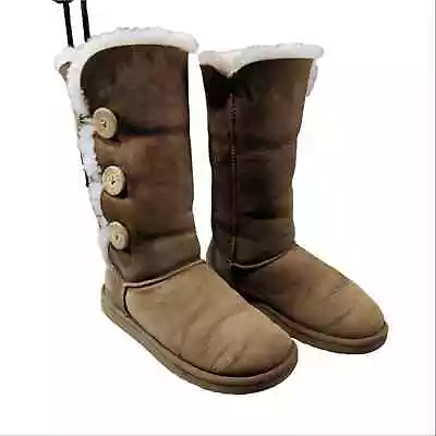 Ugg Bailey Button Triplet Boot In Chestnut - Women's Size 7 • $59