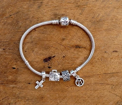 $65.50 • Buy Pandora Bracelet With 4 Pandora Charms (including Suitcase And 21)