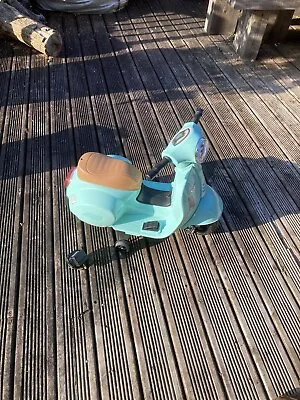 £39.50 • Buy Vespa .. Mini Ride On Vespa 6v Kids Scooter With Charger (smyths) 18-36months