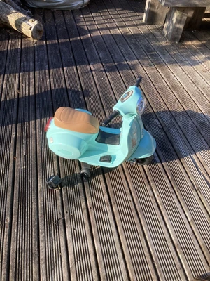 £39.50 • Buy Vespa .. Mini Ride On Vespa 6v Kids Scooter With Charger (smyths) 18-36months