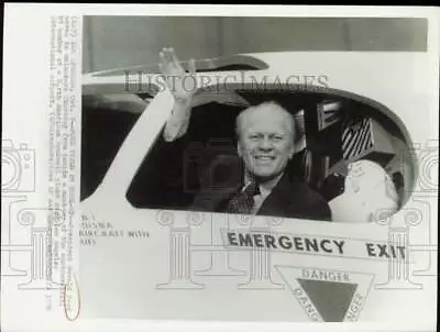 1976 Press Photo President Gerald Ford Waves From B1 Bomber Mock-Up Los Angeles • $19.88