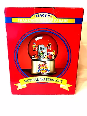 Macy's Thanksgiving Day Parade Musical Water Snow Globe 2006 • $99.99