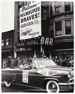  1953 MILWAUKEE BRAVES COME TO TOWN IN THIS CLASSIC PARADE 8x10 Photo  • $4.94