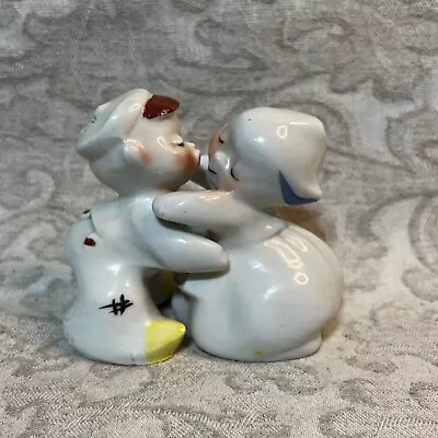 Vintage VanTellingen 402 Dutch Couple Hugging Salt & Pepper Set • $12.99