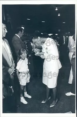1990 Press Photo Lovely Miss America Debbye Turner Signs Autograph Missouri • $9.99
