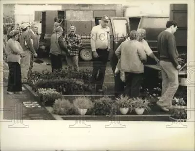 1980 Press Photo Vendor Booths At Menands Market In New York - Tua38227 • $15.99