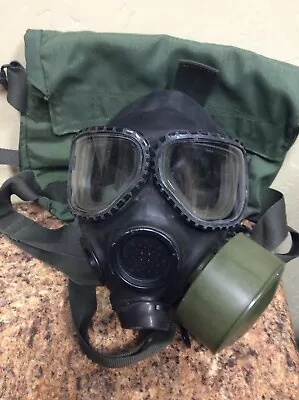 US Military M40 Gas Mask With Carry Bag Size Medium • $124.99