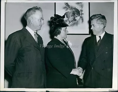 1943 Mr And Mrs Thomas Sullivan Henry Wallace Tour War Plants Wirephoto 6X8 • $9.99