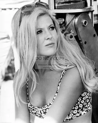 MEREDITH MacRAE ON THE SET OF  NORWOOD  - 8X10 PUBLICITY PHOTO (AB-607) • $8.87