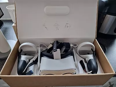 Meta/Oculus Quest 2 VR Headset 64GB With Controllers • £25