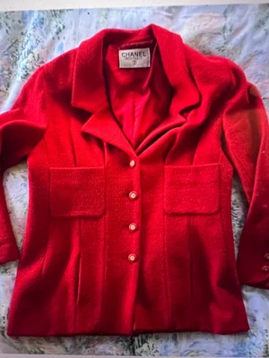 $1499 • Buy CHANEL VINTAGE 1997 Red Tweed Boucle Jacket Gold CC Buttons FR42-FR40