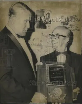 1969 Press Photo Dr. Wernher Von Braun Presents Award To Dr. I. M. Levitt • $15.99