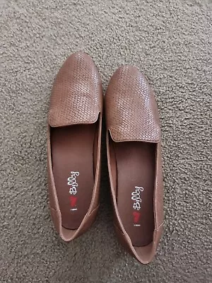 I Love Billy Tan  Womens Shoes Casual Never Worn  Size 38 • $25