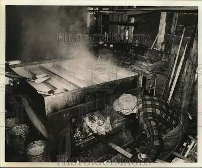 Press Photo Maple Syrup Maker At Work In Williamstown Vermont - Sax29496 • $20.88