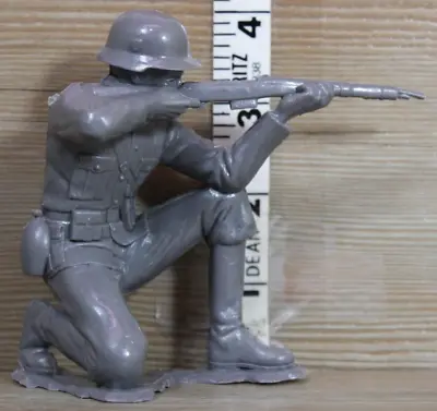 Louis Marx 1963 Toy Soldier Germany Gray Figure 6  WW2 German WWII Rifle VTG  • $14.18