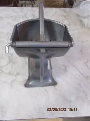 Vintage Wear-Ever Tacu Co Aluminum Hand Press Citrus Squeezer / Juicer USA • $10