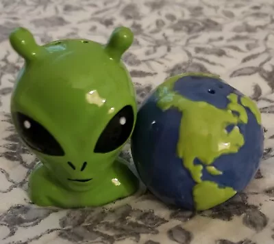 Alien 👽 Head And World Globe Salt And Pepper Shaker Set!  NWTS! • $12.99