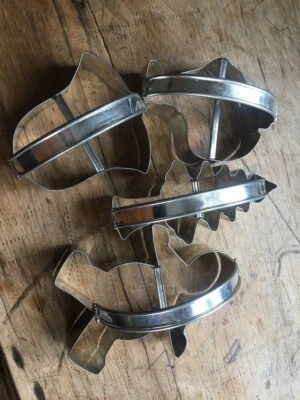 $4.95 • Buy Vintage Metal Christmas Cookie Cutters W/handles  Lot Of 4 