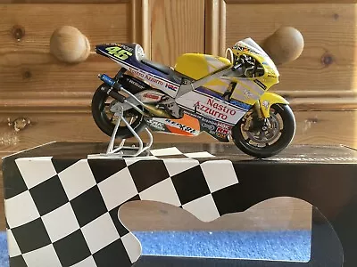 Minichamps 1:12 Valentino Rossi 2001 Nastro Azzurro Honda First Issue • £49.99