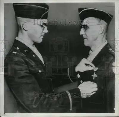 1943 Press Photo General Joseph Stillwell Receives Distinguished Service Cross • $19.99