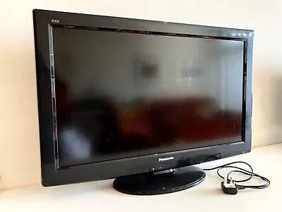 Panasonic LCD TV TX-L32X20B Black 32 Inch Screen • £45