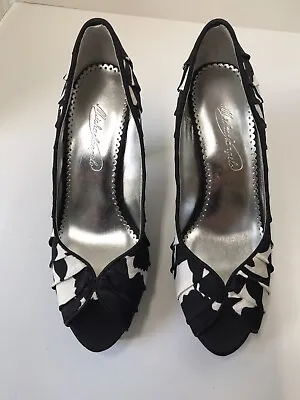 Women’s High Heel Black & White Shoes By Michaelangelo. Size 8M. • $6.40