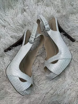 Guess Heels 5.5 • $10