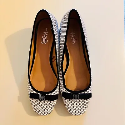 Wallis Monochrome Black And White Patterned Court Shoes With Black Bow Size 8 • £18