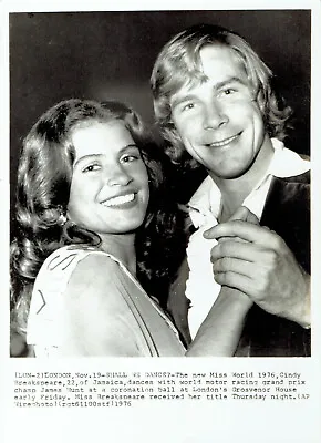 1976 Press Photo Miss World Beauty Cindy Breakspeare And Race Driver James Hunt • $18.88
