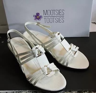 New In Box White Ladies Mootsie Tootsie Wedge Sandals Size 8 M • $40