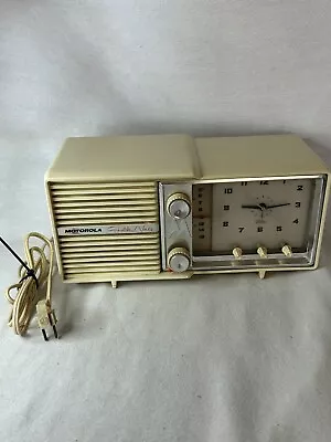 Vintage Motorola Golden Voice Radio Clock Model #6C26W-SN#2502 - See Description • $60