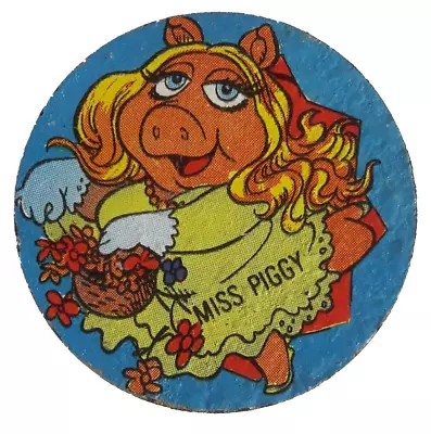 1981 The Muppet Show Miss Piggy Tin Card Vtg Figuritas Chapitas Argentina Disc • £33.68