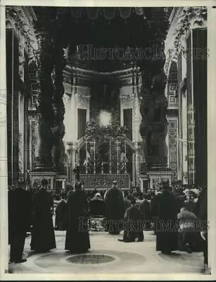 1933 Press Photo Pope Pius Observes Holy Hour At St. Peter's Basilica • $19.99