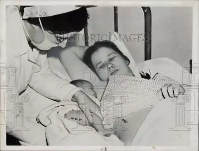 1938 Press Photo Nurse Uses Ultraviolet Device On A Newborn At Beth Israel In NJ • $19.99