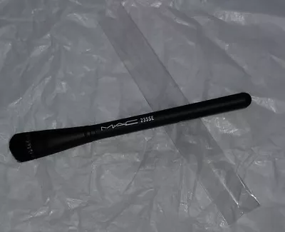 Mac Cosmetics * Extra Dimension Split Fibre Powder All Over Eye Brush * 235se • $10.95