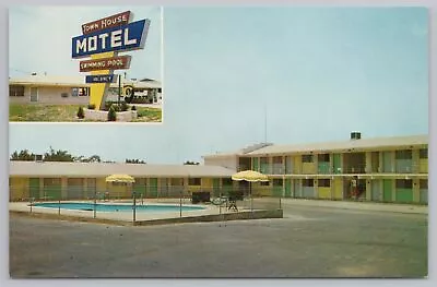 Town House Motel~Swimming Pool~Center~Parking Lot~Yellow & Green Bldg~AR~Vtg PC • $2.80
