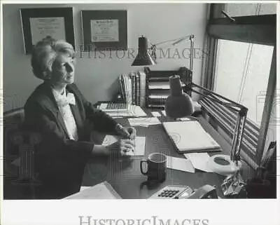 1986 Press Photo Psychologist Margit Gorton In Her Office In Anchorage • $13.88