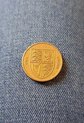 £1 One Pound Old Coin Shield Of The Royal Arms 2011. Rare Collectable Circulated • £1.99